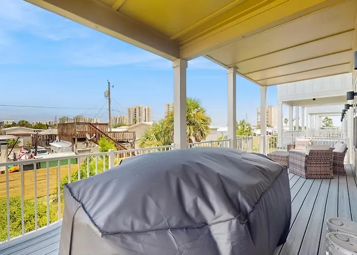 Nautical In Coastal Community With Shared Pool Wifi Pet Friendly Holiday home Pensacola