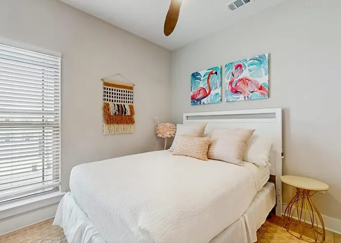 Nautical In Coastal Community With Shared Pool Wifi Pet Friendly Holiday home Pensacola